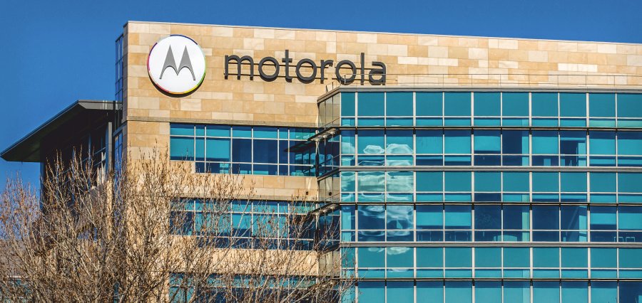Read more about the article Motorola unveils Razr Fold book-style phone and AI wearable concept at CES